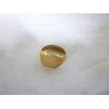 A heavy 9ct gold signet-style dress ring