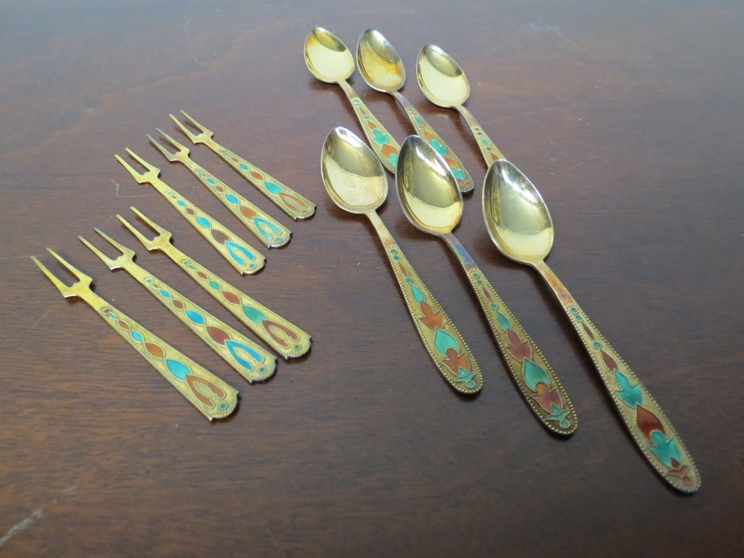 A set of six teaspoons and forks marked 875 with enamel embellishment - Image 2 of 2