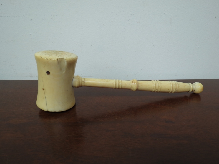 A 19th Century ivory gavel with turned handle (worn),