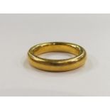 A 22ct gold wedding band, 8.