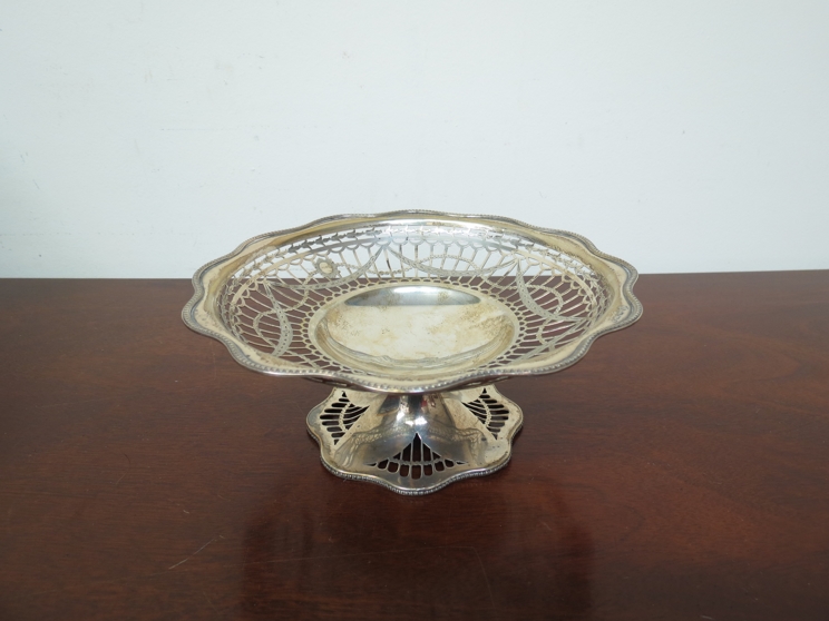 A William Hutton & Son silver pierced comport with swag detail, Sheffield 1921,