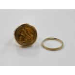 A 1982 gold sovereign ring and 9ct gold band (2)