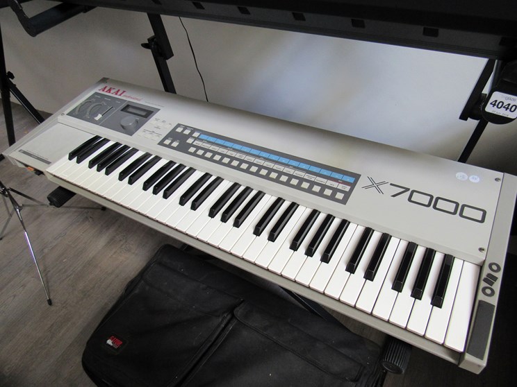 An Akai X7000 sample keyboard (master studio) with hard case