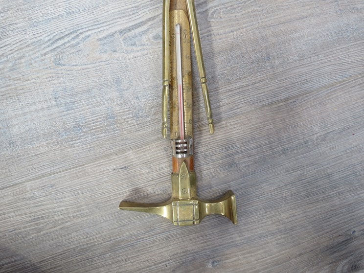 A brass hammer and pincers design wall hanging thermometer - Image 2 of 3