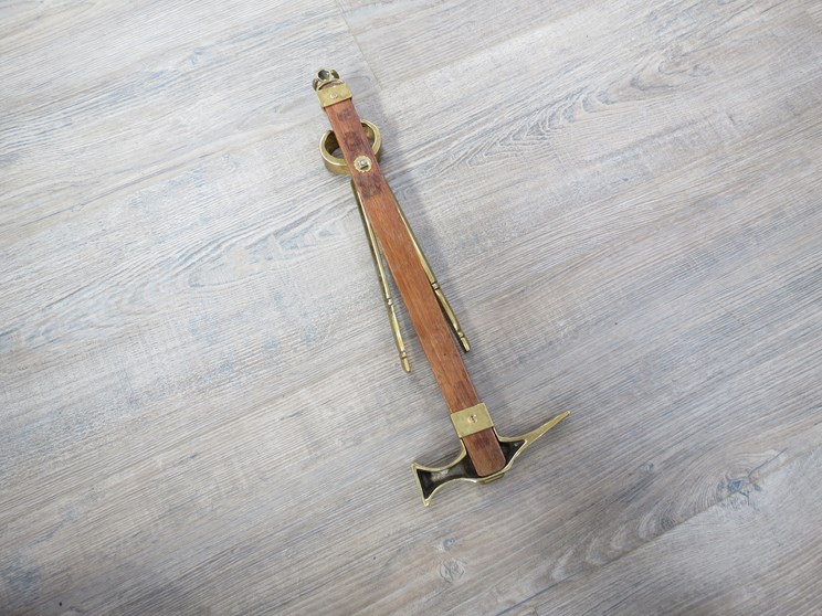 A brass hammer and pincers design wall hanging thermometer - Image 3 of 3