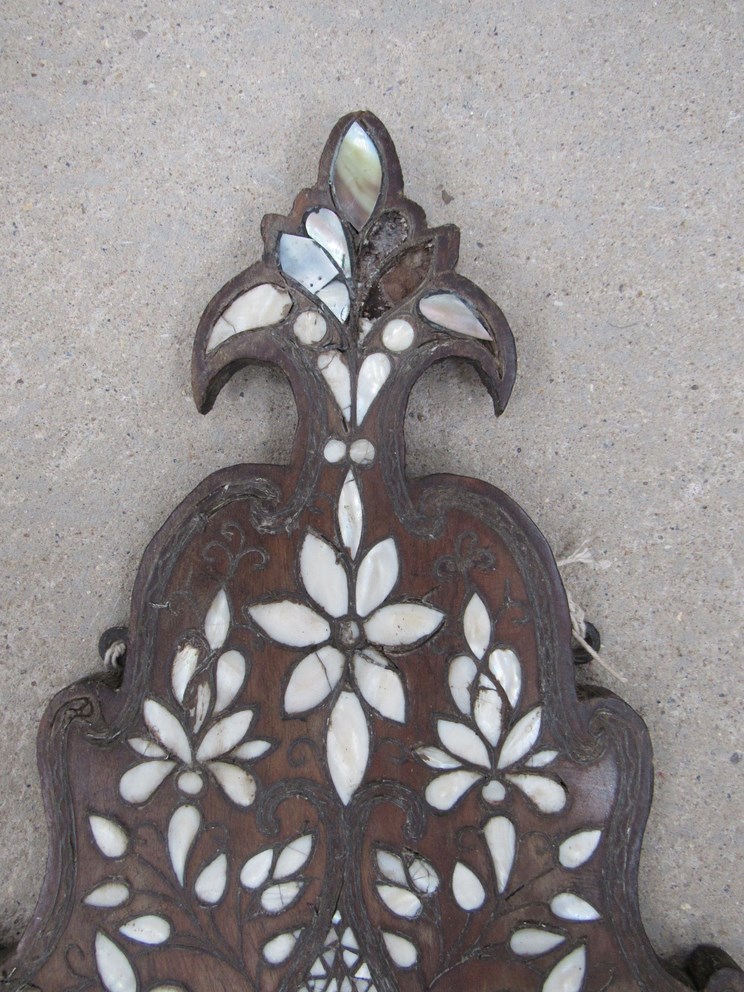 A 19th Century Anglo-Indian shaped wall hanging shelf with inset mother-of-pearl floral detail - Image 3 of 3