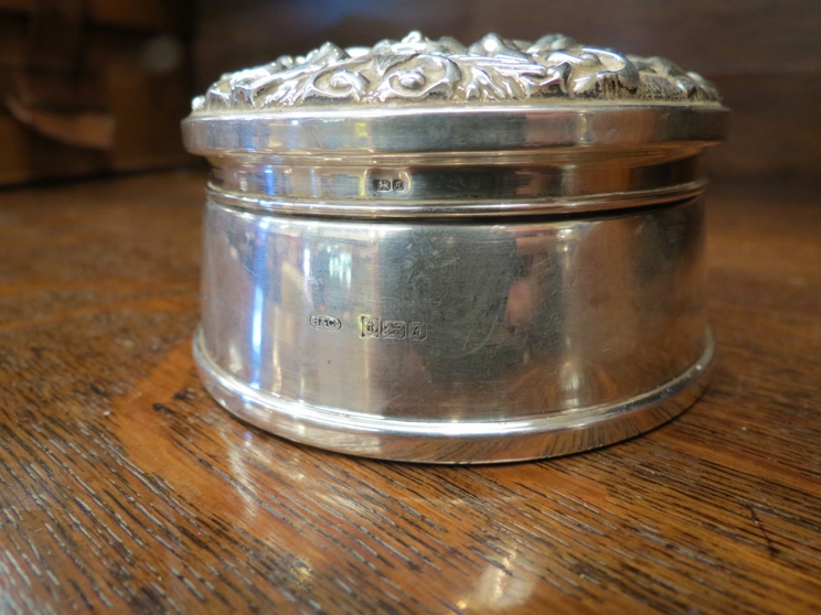 A B & Co embossed silver ring box, Birmingham, lined interior, 1901, 8. - Image 2 of 3