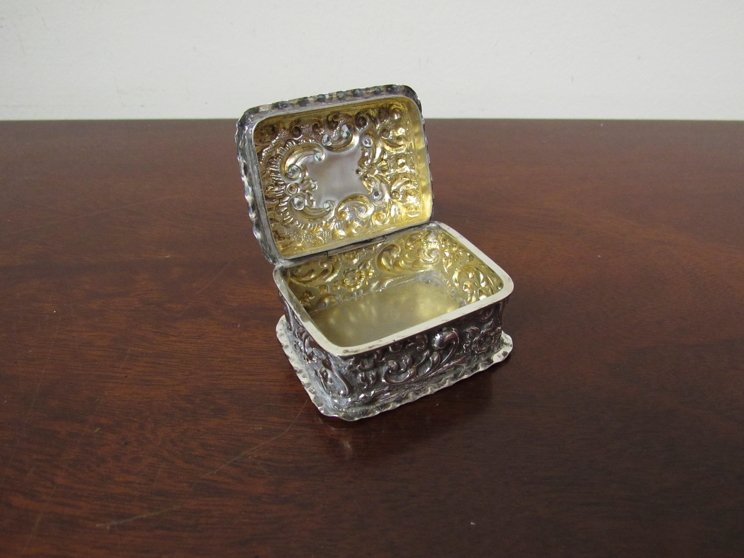 A Deakin & Francis silver embossed trinket box with floral detail, Birmingham 1901 2.5cm x 5. - Image 2 of 2