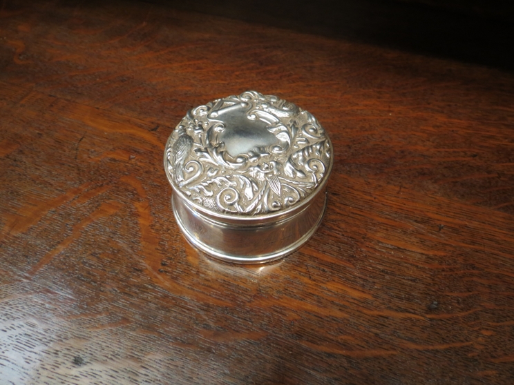 A B & Co embossed silver ring box, Birmingham, lined interior, 1901, 8.