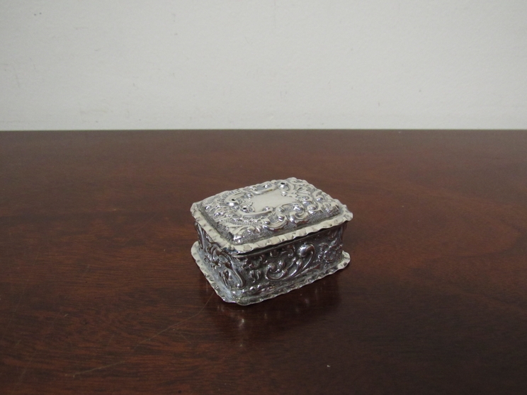 A Deakin & Francis silver embossed trinket box with floral detail, Birmingham 1901 2.5cm x 5.