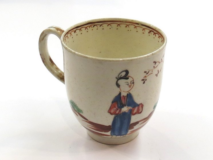 An 18th Century English porcelain cup, Oriental design, no mark to base, - Image 2 of 4