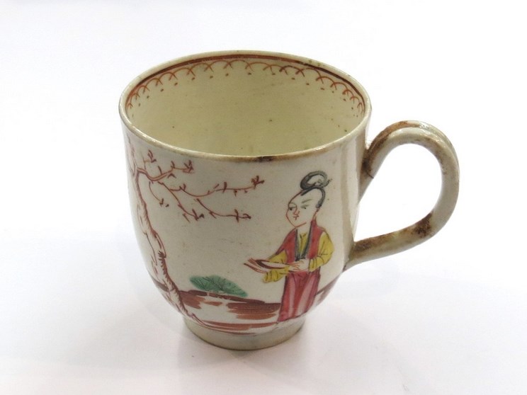 An 18th Century English porcelain cup, Oriental design, no mark to base,