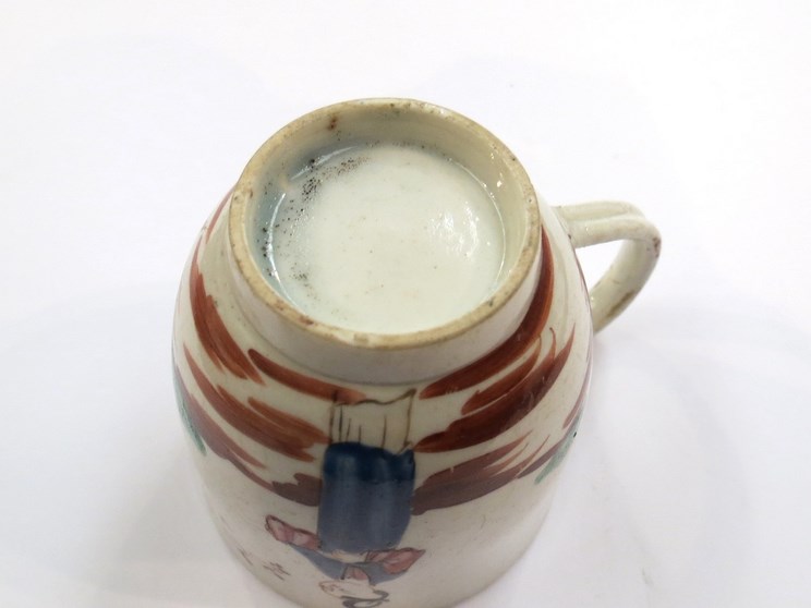 An 18th Century English porcelain cup, Oriental design, no mark to base, - Image 3 of 4