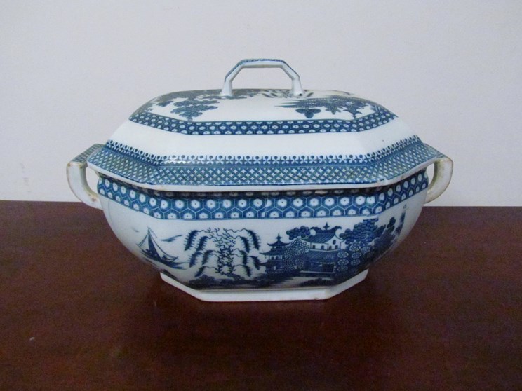 A 19th Century Oriental lidded tureen with junk and pagoda detail, hairline crack to lid, - Image 3 of 5