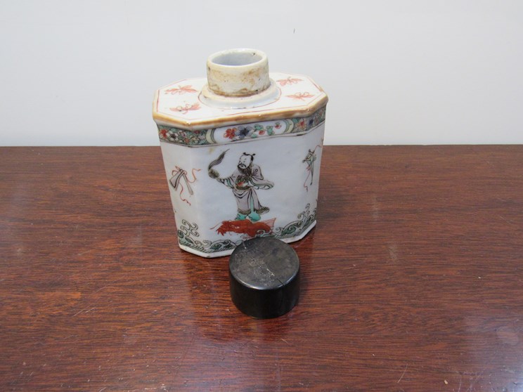 A late 18th Century Chinese ceramic tea caddy with hand painted figures riding variety of sea - Image 5 of 5