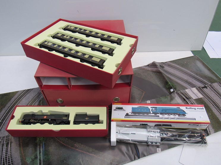 Mint boxed Hornby digital boxed set Clan Line Merchant Navy Class, box sun faded,