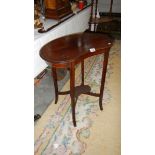 A good Edwardian heart shaped table in good condition