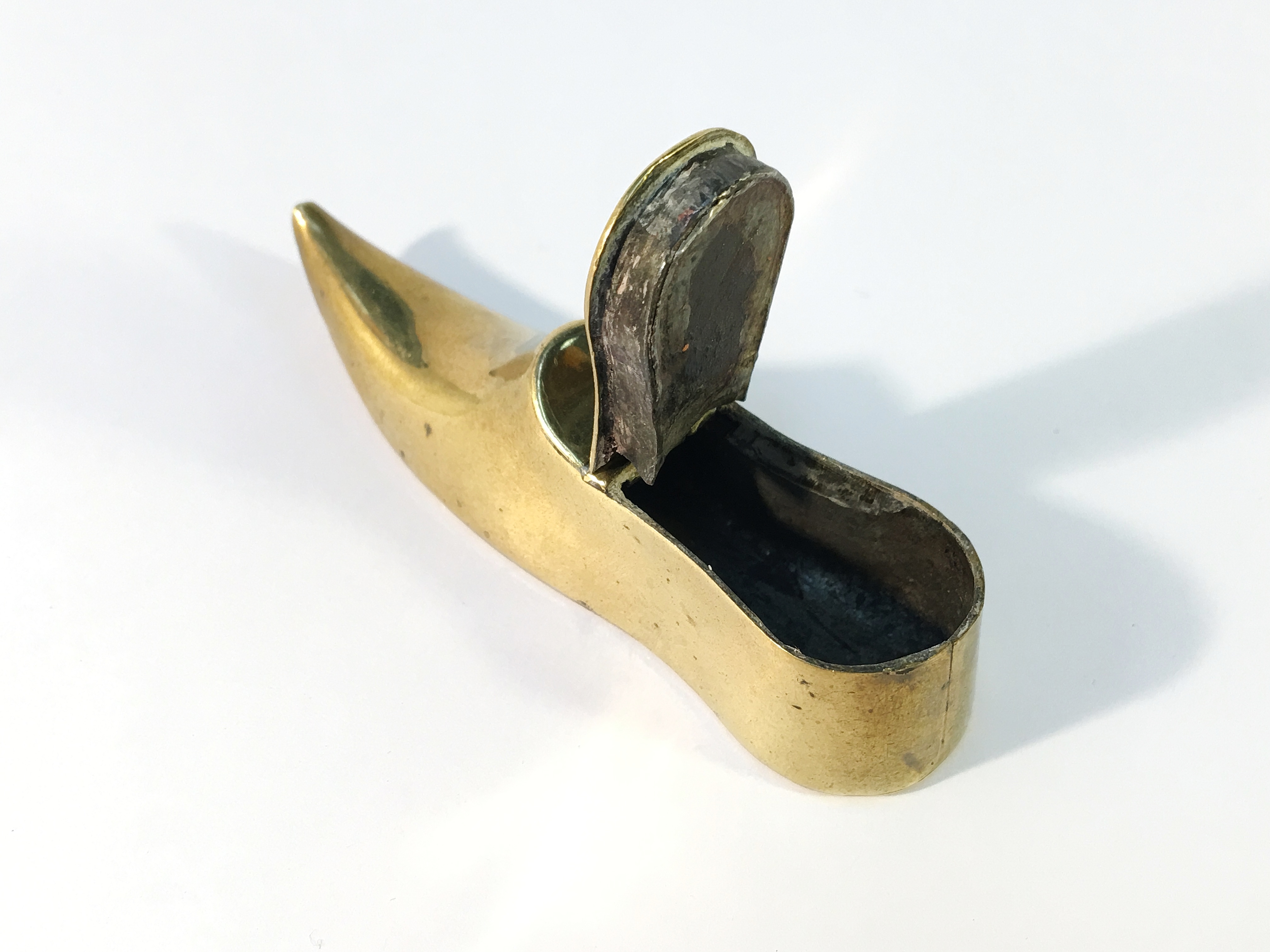 A Victorian brass shoe snuff box - Image 2 of 2