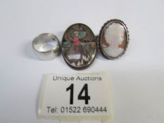 A Victorian cameo ring in silver,