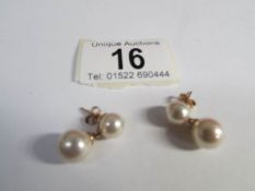 A pair of pearl drop earrings in 9ct gold