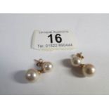 A pair of pearl drop earrings in 9ct gold