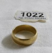 An 18ct gold wedding ring, size R,