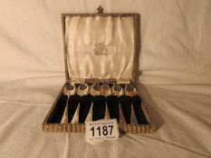 A cased set of 6 silver tea spoons