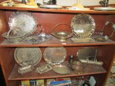 2 shelves of silver plate and metalware including toast racks, fruit bowl,