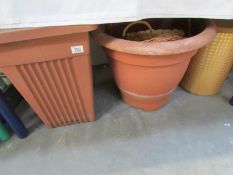 2 large garden pots