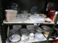 2 shelves of kitchen ware including good clear Pyrex,
