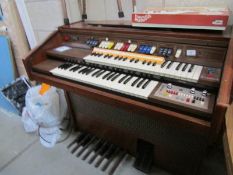 A Farfisa electric organ with tutorial