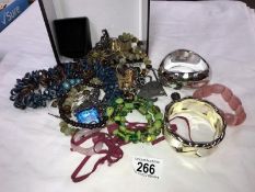 A mixed lot of costume jewellery