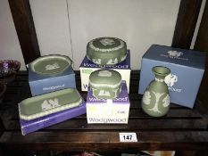 5 boxed green Wedgwood items