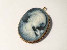 A hardstone cameo brooch set in 18ct gold