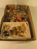 A mixed lot of costume jewellery including brooches,