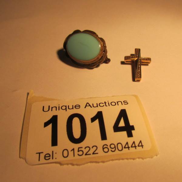 A 9ct gold cross pendant and an oval turquoise brooch