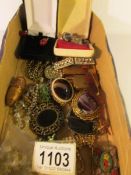 A mixed lot of old jewellery