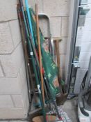 A mixed lot of garden tools.