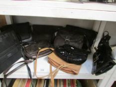 A mixed lot of handbags.