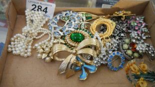 A mixed lot of assorted brooches,