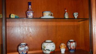 2 shelves of oriental china,
