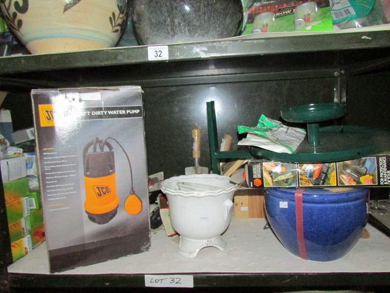 4 shelves of garden pots and accessories. - Bild 5 aus 5