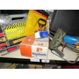 A mixed lot of tools including tripod spirit level, power drill, vice etc.