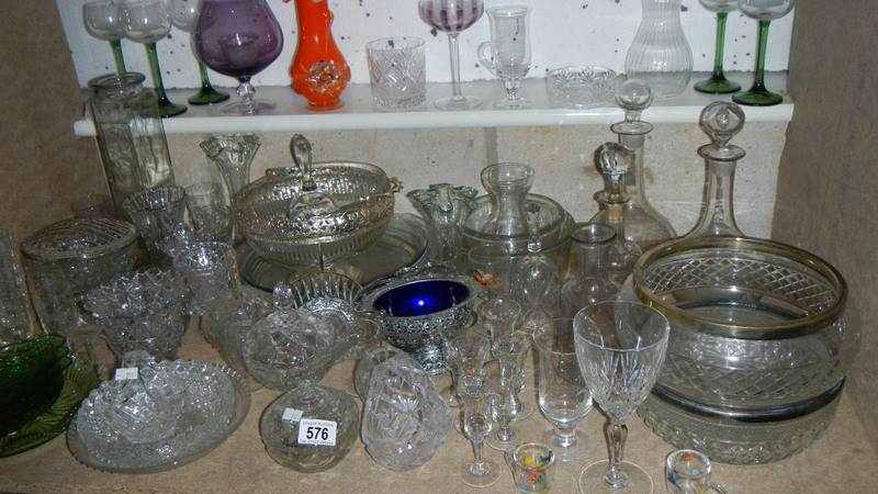 A mixed lot of glassware,