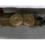 A brass log box, brass coal scuttle, brass fire screen, 2 brass plaques, horse brasses etc.