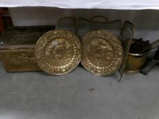 A brass log box, brass coal scuttle, brass fire screen, 2 brass plaques, horse brasses etc.