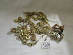 A mixed lot of yellow metal jewellery.