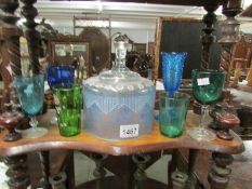 A mixed lot of coloured glass,