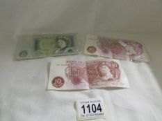 A one pound note and 2 ten shilling notes.