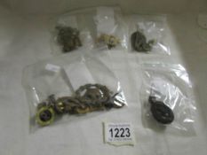 A large quantity of WW1 and WW2 cap badges, clasps, brooches, (5 bags).